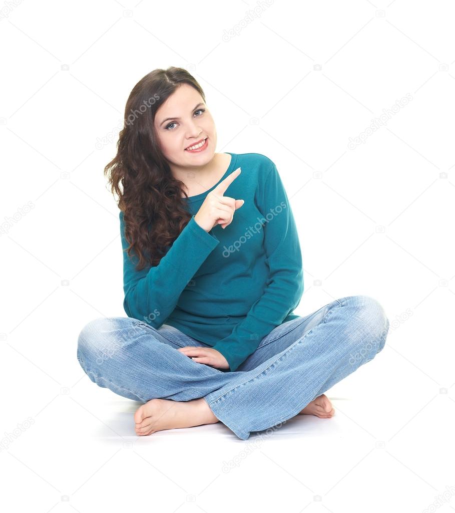 幸せな若い女性は青いシャツとジーンズの上に座って ストック写真 C Ara245 幸せな若い女性は青いシャツとジーンズの上に座って ストック写真 C Ara245