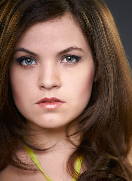 Portrait of attractive young woman in a green dress. Close-up. — Stock Photo, Image