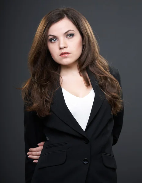 Mujer joven atractiva en una chaqueta negra . —  Fotos de Stock