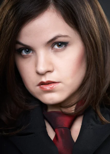 Retrato de mujer joven atractiva en un traje negro y corbata. Clos. — Foto de Stock