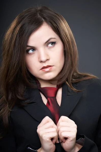 Porträt einer attraktiven jungen Frau in schwarzem Anzug und Krawatte. Frauen — Stockfoto
