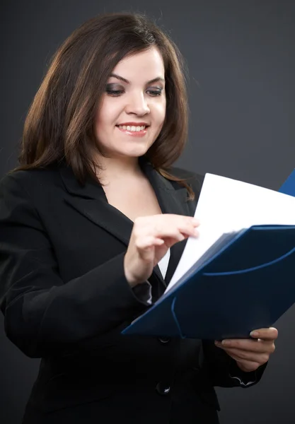 Glückliche junge Frau in schwarzer Jacke. Frau liest Dokumente in einem — Stockfoto