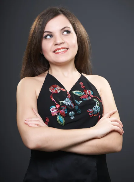 Atraktivní mladá žena v černém halenku. stojící s přeloženou h — Stock fotografie