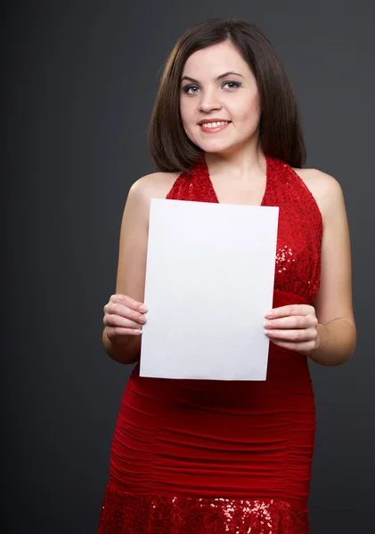 Jovem atraente em um vestido vermelho. Mulher segura um cartaz . — Fotografia de Stock