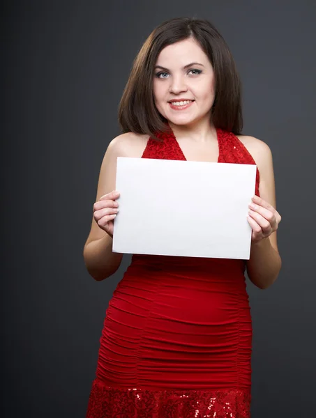 Jovem atraente em um vestido vermelho. Mulher segura um cartaz . — Fotografia de Stock