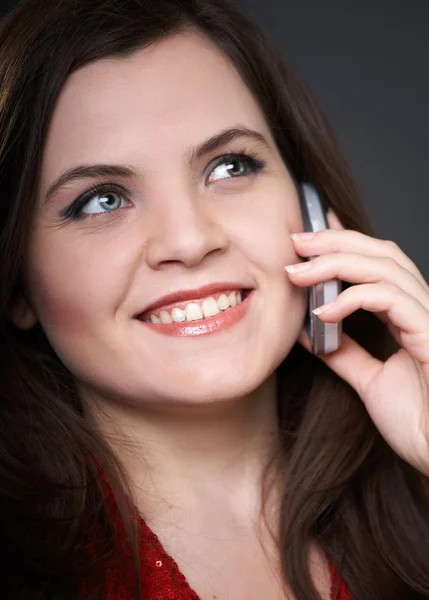 Porträt einer attraktiven jungen Frau. Frau telefoniert mit Handy — Stockfoto