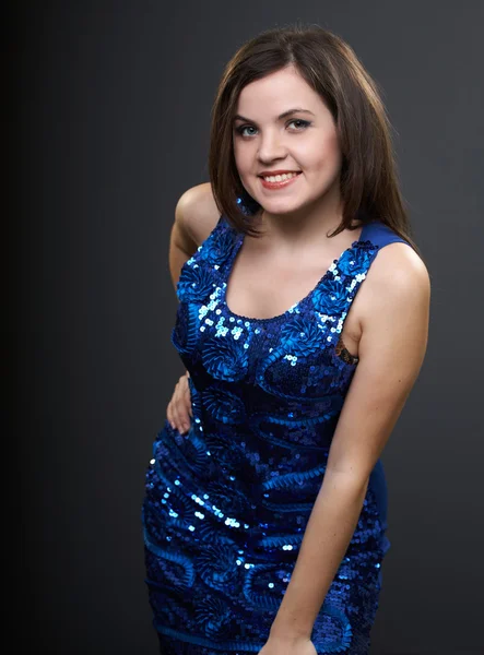 Una joven feliz con un vestido azul. Mujer inclinada hacia adelante . — Foto de Stock