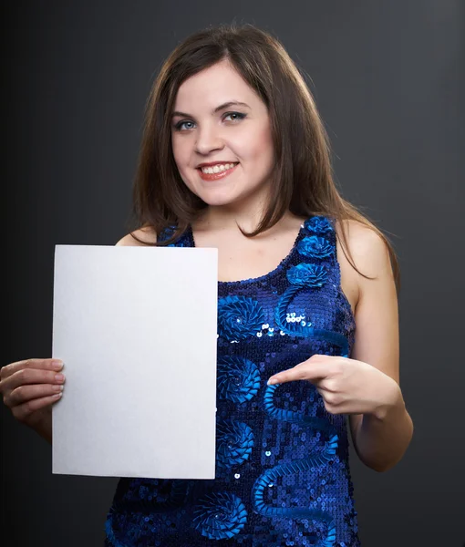 Attraktiv ung kvinna i en blå klänning. kvinnan har en affisch i — Stockfoto