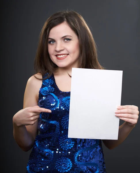 Aantrekkelijke jonge vrouw in een blauwe jurk. vrouw houdt een poster in — Stockfoto