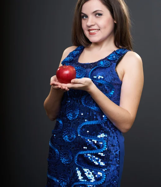 Mavi elbiseli çekici genç kadın. kadın Kırmızı elma tutan. — Stok fotoğraf