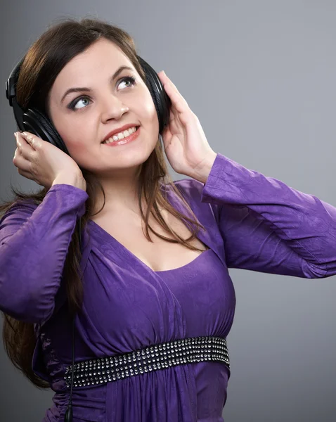 Atractiva joven con un vestido lila. Mujer escuchando musi —  Fotos de Stock