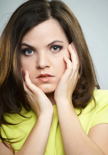 Retrato de una joven atractiva con camisa amarilla. Mujer h — Foto de Stock