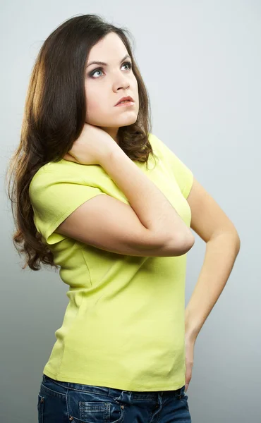 Atractiva joven con camisa amarilla y vaqueros azules. Mujer h —  Fotos de Stock