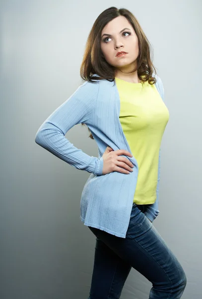 Una joven atractiva con una camisa azul. Mira en la plataforma superior —  Fotos de Stock