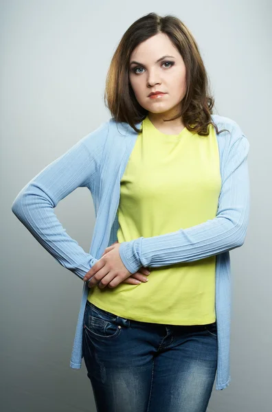 Aantrekkelijke jonge vrouw in een gele overhemd. — Stockfoto