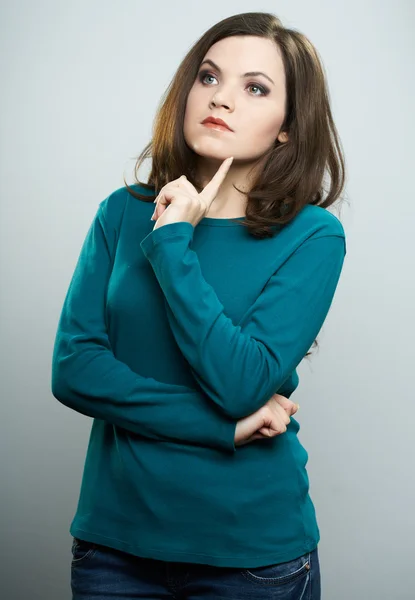 Attraktive junge Frau in blauem Hemd und Jeans. Frau hält ihn — Stockfoto