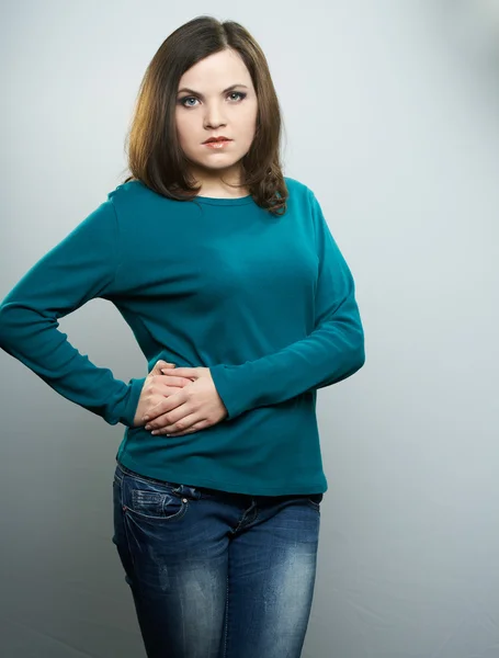 Atraktivní mladá žena v modré košili a džínách. — Stock fotografie