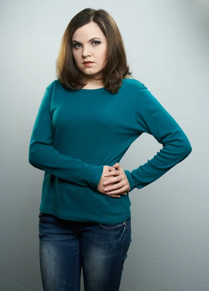 Çekici genç kadın mavi tişört ve kot pantolon. — Stok fotoğraf