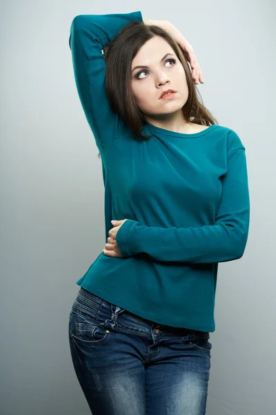 Atractiva joven con camisa azul y jeans. Mujer sostiene él —  Fotos de Stock