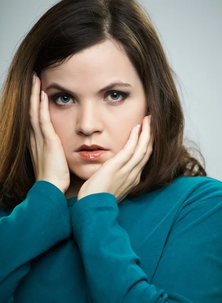 Retrato de una joven atractiva con una camisa azul. Toque de mujer — Foto de Stock