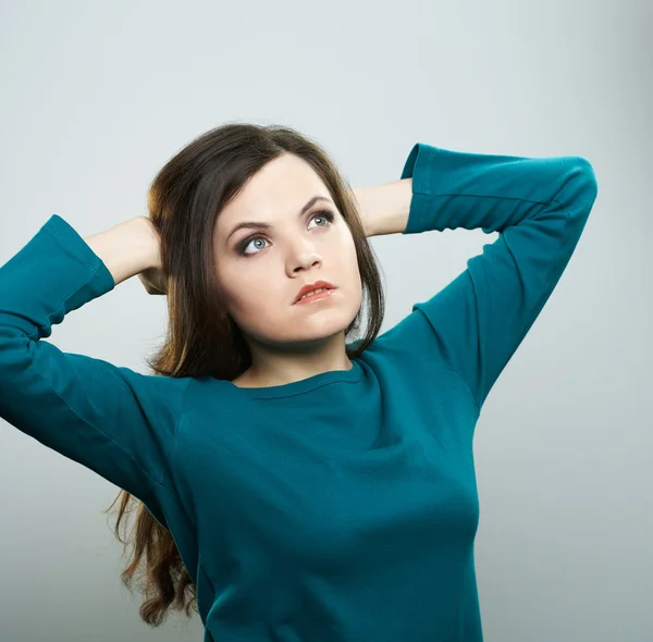 Giovane donna attraente con una camicia blu. Donna alzò le mani a — Foto Stock