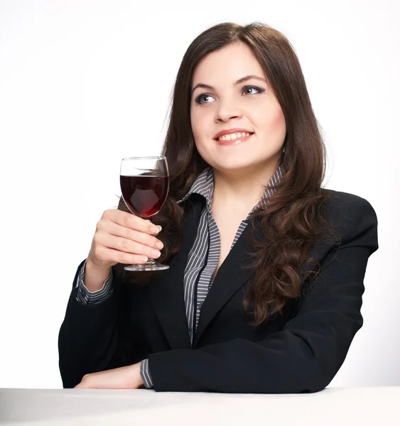 Attraktiv ung kvinna i en svart jacka som sitter vid bordet. w — Stockfoto