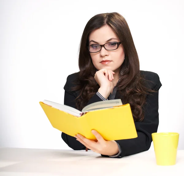 Lunchpauze hebben kantoor werknemer. ze leest een boek. — Stockfoto
