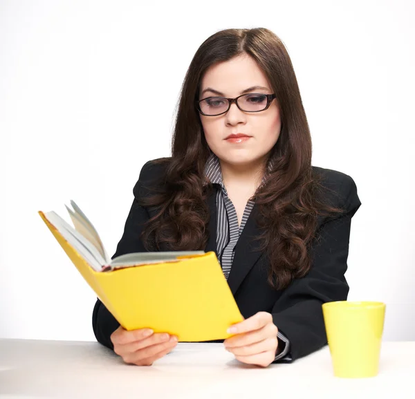 Lunchpauze hebben kantoor werknemer. ze leest een boek. — Stockfoto