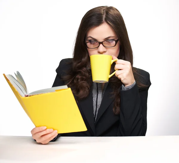 La hora del almuerzo tiene una secretaria joven. Ella está leyendo un libro y drin —  Fotos de Stock