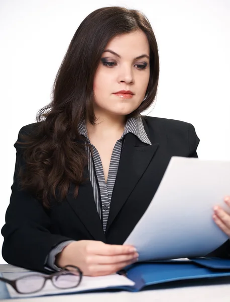 Atraktivní mladá žena v černém kabátku sedící u stolu. w — Stock fotografie