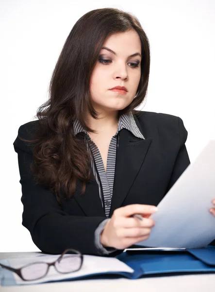 Attraktive junge Frau in schwarzem Sakko am Tisch. w — Stockfoto