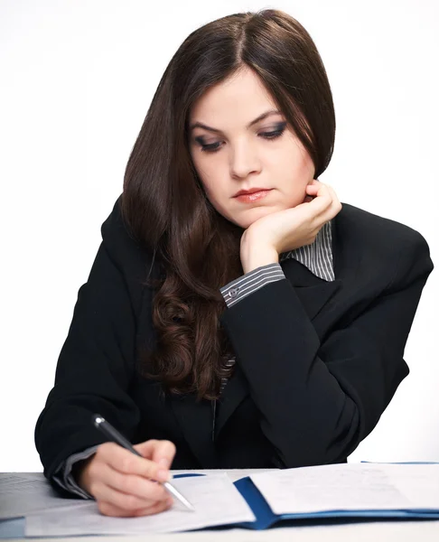 Aantrekkelijke jonge vrouw in een zwarte jas aan de tafel. w — Stockfoto