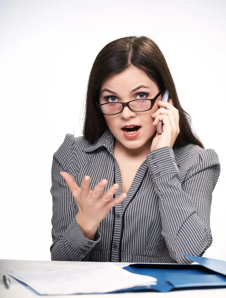 Attraktive junge Frau in grauer Bluse, die am Tisch sitzt. wo — Stockfoto