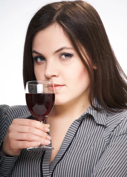 Atraktivní mladá žena v šedou košili. žena drží sklenici w — Stock fotografie