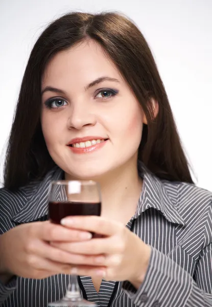 Una joven atractiva con una camisa gris. Mujer sostiene un vaso de w — Foto de Stock