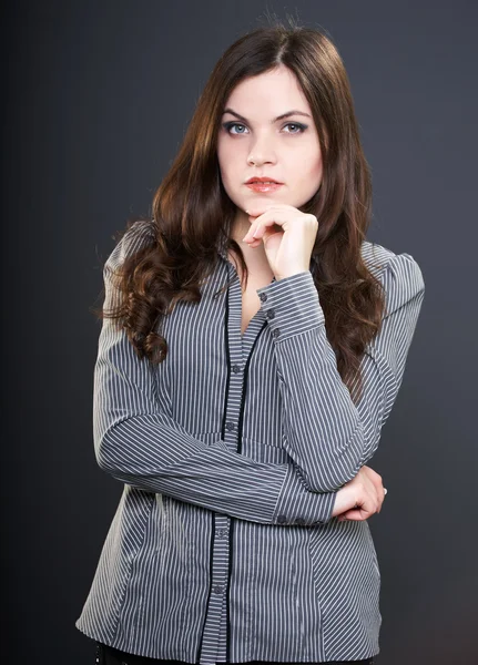 Attraktive junge Frau in grauer Bluse. Frau mit langen dunklen Haaren — Stockfoto