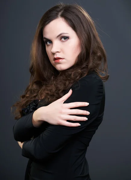 Mujer joven atractiva en un vestido negro . — Foto de Stock