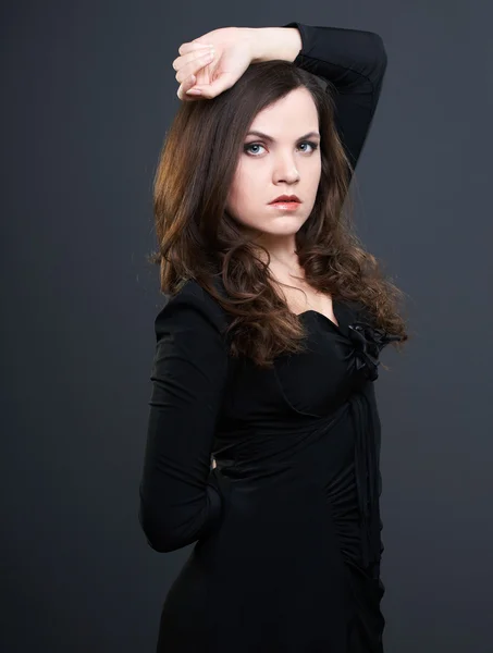 Atrakcyjna młoda kobieta w czarnej sukience. kobieta jedna ręka — Zdjęcie stockowe