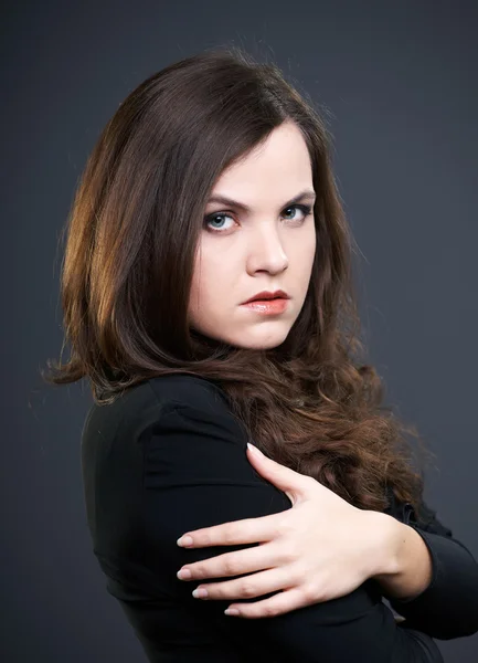 Jovem atraente em um vestido preto . — Fotografia de Stock