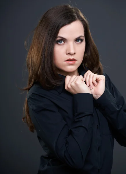 Atractiva joven con camisa negra . —  Fotos de Stock