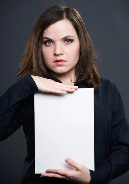 Attraktiv ung kvinna i en svart tröja. kvinnan har en affisch. — Stockfoto