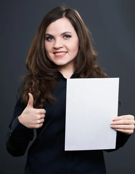 Giovane donna felice con una camicia nera. La donna tiene un poster. Showin — Foto Stock