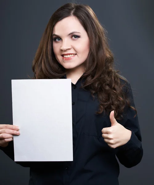 Glückliche junge Frau im schwarzen Hemd. Frau hält ein Plakat. Schaulaufen — Stockfoto