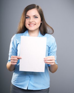 çekici genç kadın mavi gömlekli. kadın bir poster tutar.