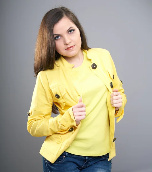 Szczęśliwa młoda kobieta w żółtą kurtkę. — Zdjęcie stockowe