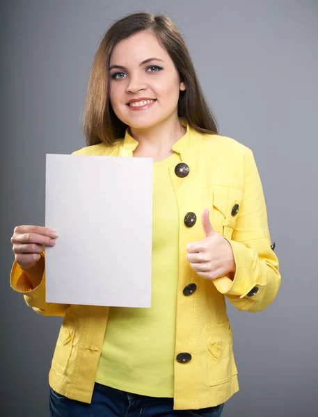 Aantrekkelijke jonge vrouw in een gele jas. vrouw houdt een poster — Stockfoto