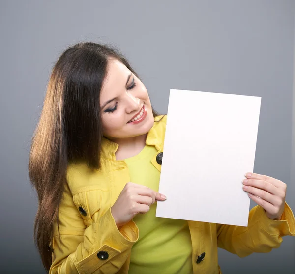 Una joven atractiva con una chaqueta amarilla. Mujer sostiene un cartel — Foto de Stock