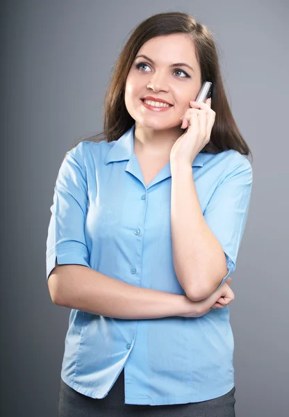 Viehättävä nuori nainen sinisessä paidassa. Nainen puhuu solu ph — kuvapankkivalokuva