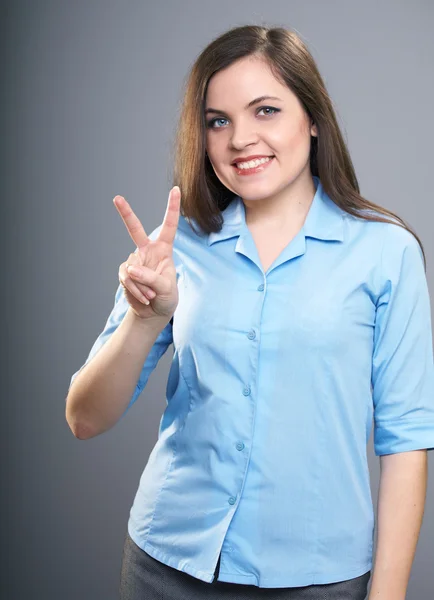 Jolie jeune femme en chemise bleue. Femme montre un symbole de — Photo