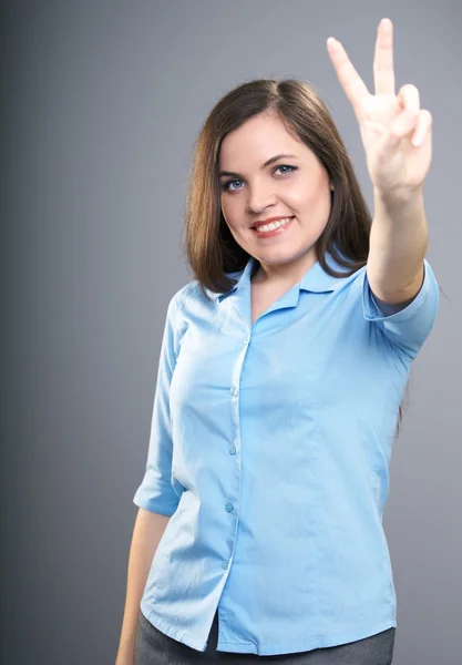 Una joven atractiva con una camisa azul. Mujer muestra un símbolo de — Foto de Stock